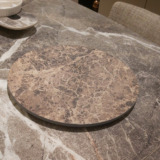 Le plateau tournant LUNA en céramique Black Iron, Emperador ou Calacatta conviendra à tous ceux qui désirent mettre une touche de modernité.