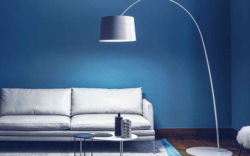 Lampadaire flexible Twiggy ELLE de la marque Foscarini, est plus longue est haute que les lampadaires de la même collection.