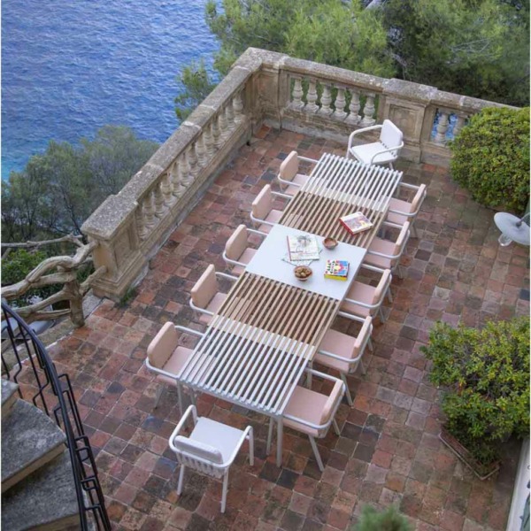 Table à rallonge SUTRA EGO Paris Table à rallonge SUTRA de Ego Paris contient une rallonge intégrée ajustable par glissement en teck et en aluminium thermolaquées.