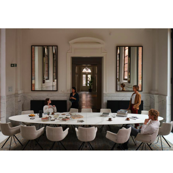 table MAJESTIC JOLI Cette table de repas MAJESTIC JOLI est composée d'un plateau en grès céramique et d'un piétement disponible en deux versions : Elyps ou Wire