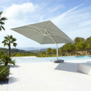 Parasol inclinable KINGSTON JARDINICO à la ligne épurée et gracile - Rotation de 360°. - large choix de coloris en tissus natté haute gamme.