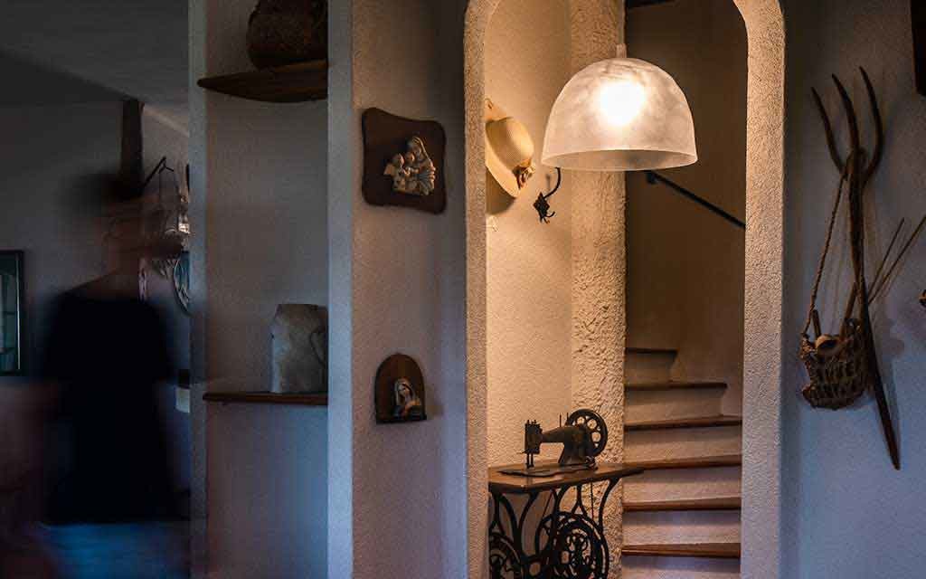 Cette lampe suspension Bump de FOSCARINI est d'un design unique, l'abat-jour comporte du volume afin de créer un jeu d'ombre et de lumière