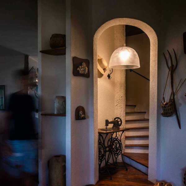 Suspension Bump FOSCARINI Cette lampe suspension Bump de FOSCARINI est d'un design unique, l'abat-jour comporte du volume afin de créer un jeu d'ombre et de lumière