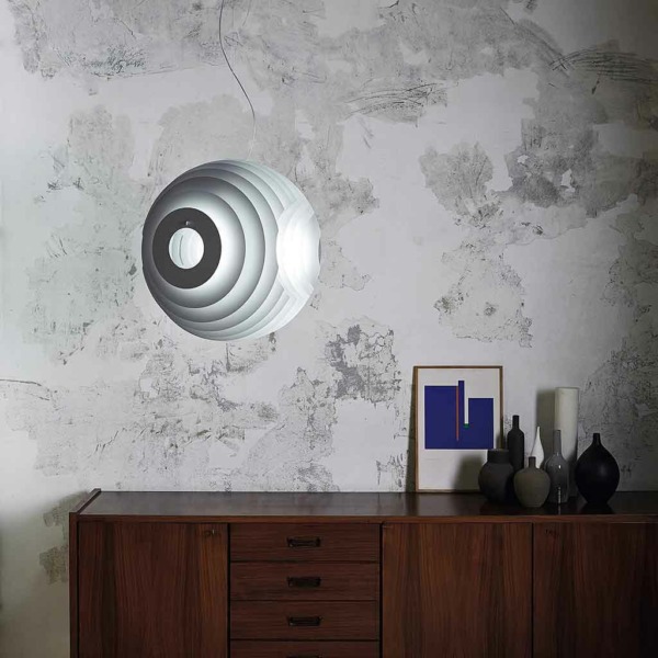 Suspension supernova FOSCARINI Cette lampe suspension Supernova de FOSCARINI est d'un design unique, jouant sur les perspectives. Disponible en deux coloris.