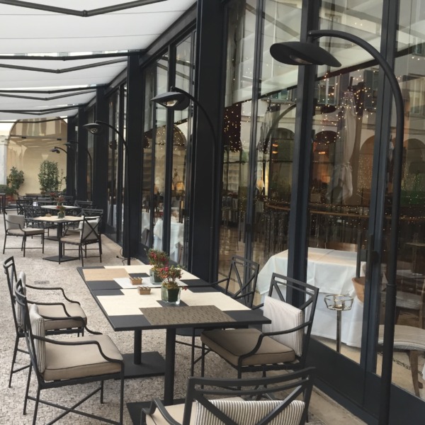 Pharmolab pied court