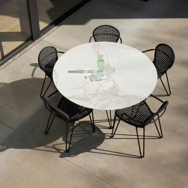 joli_Wire-ronde-Calacatta-Naturale---Fizz-Dining-Chair-1- table céramique ronde joli wire