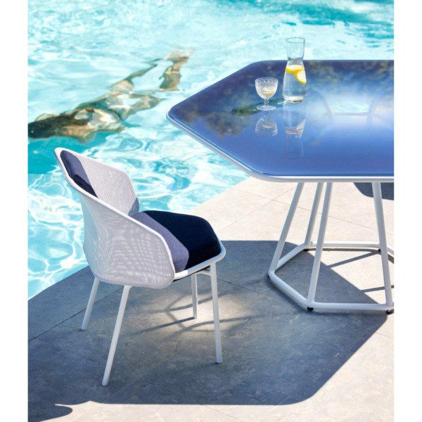 Ensemble-repas-bleu_piscine_Hive_EGO-Paris