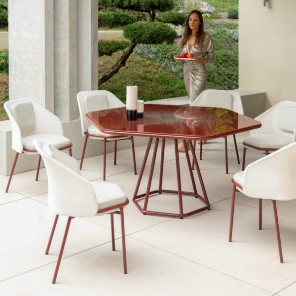 Ensemble-repas_patio_Hive_EGO-Paris