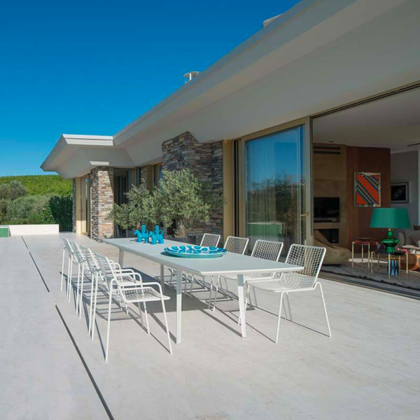 Emu_tavolo-allungabile-plus4-sedie-rio-r50-emu-esterno-giardino-acciaio-bianco